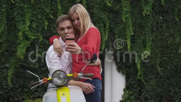 一对美女在摩托车上自拍视频的预览图
