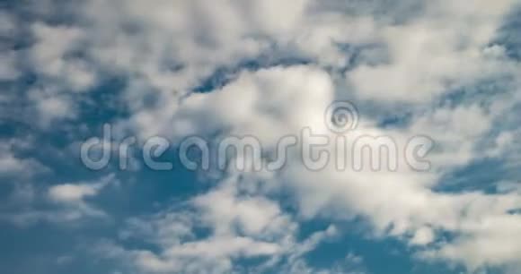 在多风天气中太阳光线照射下天空中不同层次的阿尔托丘云视频的预览图