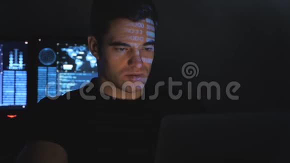 开发人员程序员在计算机上工作的肖像在一个充满监视器屏幕的数据中心他的二进制代码视频的预览图