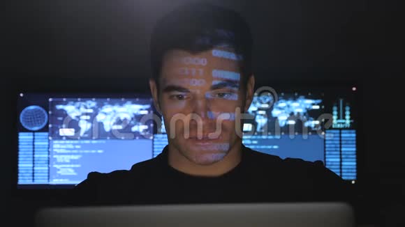 开发人员程序员在计算机上工作的肖像在一个充满监视器屏幕的数据中心他的二进制代码视频的预览图