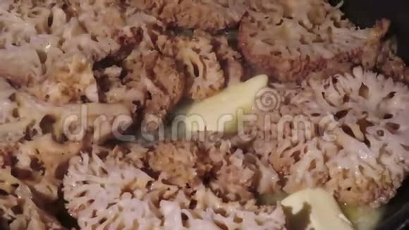 花椰菜木耳片薯片用黄油烤蘑菇视频的预览图