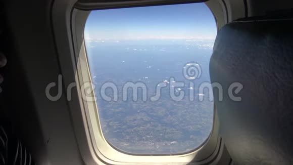 4K亚洲年轻漂亮女孩在飞机飞行时从窗户向外看视频的预览图