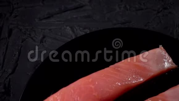 鲑鱼海海鲜切片牛排寿司背景特写高清慢动作视频的预览图