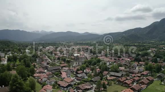 空中Brauneck冷格瑞斯巴伐利亚阿尔卑斯山滑雪胜地旅行目的地2019年6月视频的预览图