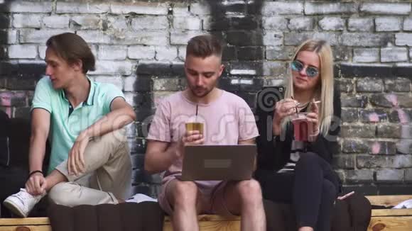 年轻人坐在一起喝柠檬水视频的预览图