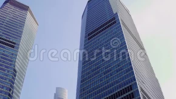 两座摩天大楼之间第三座是在中国上海浦东的蓝天上可见的视频的预览图