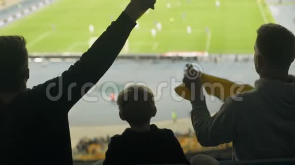 成人和儿童足球支持者为真正的俱乐部球迷筹集围巾和配件视频的预览图