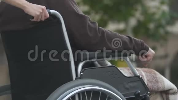 护士推人轮椅城市残疾人的生活条件视频的预览图