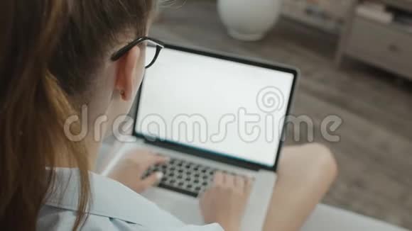 戴眼镜的少女在笔记本电脑上工作打字准备考试学习信息视频的预览图