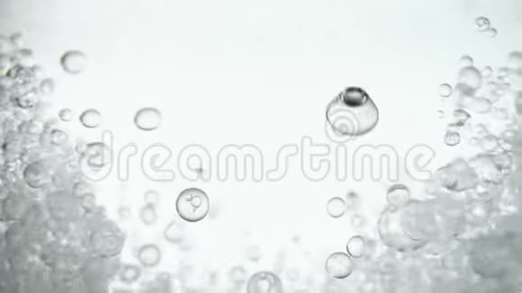 白色背景下混沌运动中的透明气泡上升视频的预览图