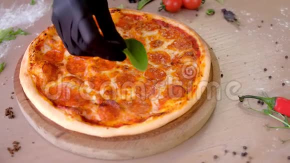 库克把菠菜叶子放在比萨拉米手在橡胶手套和切比萨切片侧视视频的预览图