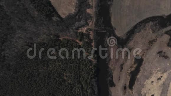 鸟瞰村庄附近漫江景色河流在村庄附近泛滥世界的洪水视频的预览图