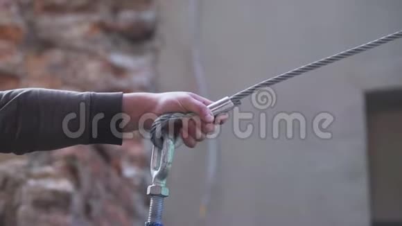 男的手拿着厚厚的钢结构电缆末端有回路视频的预览图