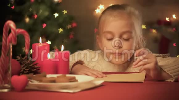 微笑的女孩为朋友写圣诞礼物清单视频的预览图