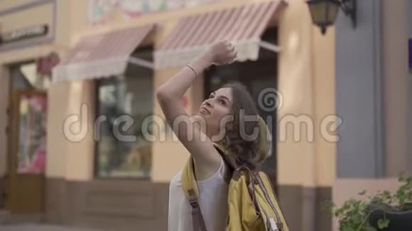 在一个美丽的城市外面快乐的女游客积极的旅行者慢动作视频的预览图