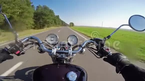 快摩托车骑在美丽的空路上经典巡洋舰永远视频的预览图