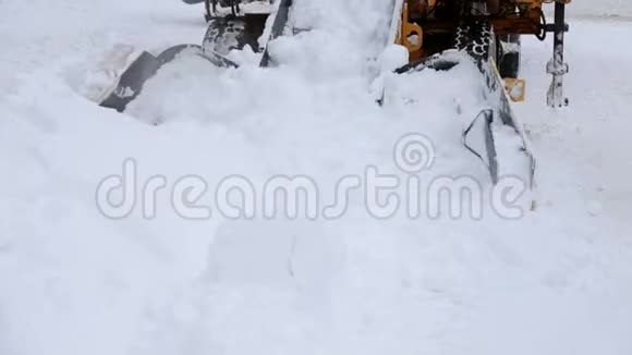拖拉机与雪犁设备从街道上清除雪暴雪视频的预览图