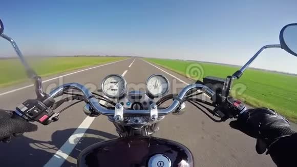 早上在美丽的空路上骑着惊人的快速摩托车经典巡洋舰永远视频的预览图