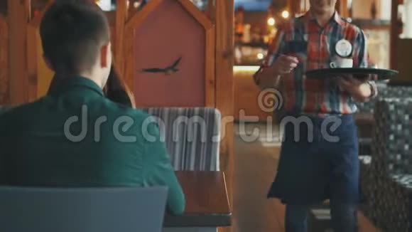 女孩和男人在城市咖啡馆聊天视频的预览图