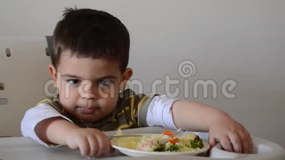 脾气暴躁的两岁男孩玩弄食物不肯吃饭视频的预览图