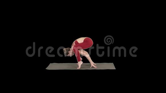 美丽的女人练习倒立瑜伽体式瑜伽萤火虫姿势阿尔法频道视频的预览图
