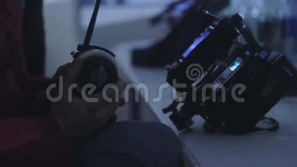 带便携式电台的导演坐在屏幕特写镜头前视频的预览图