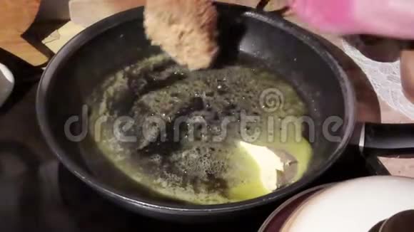 花椰菜木耳片薯片用黄油烤蘑菇视频的预览图
