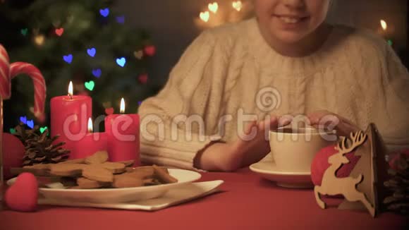 可爱的女孩闻着热可可圣诞装饰和饼干视频的预览图