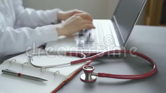 医生用鼠标在笔记本电脑上工作视频的预览图