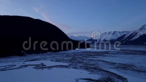 冰填充阿拉斯加库克入口视频的预览图