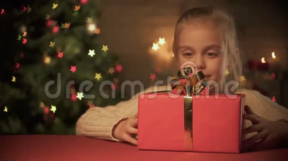 漂亮的微笑女孩送给妈妈圣诞礼物准备节日前夕视频的预览图