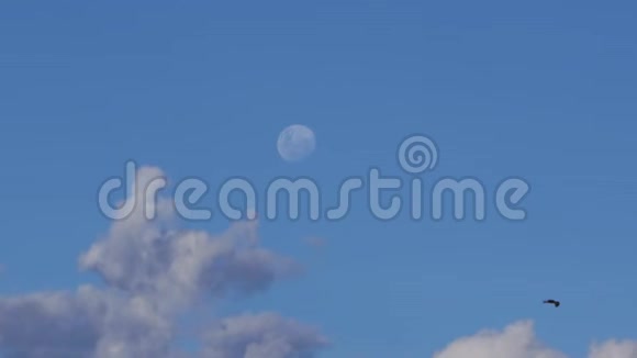月亮和蓝天与云彩视频的预览图