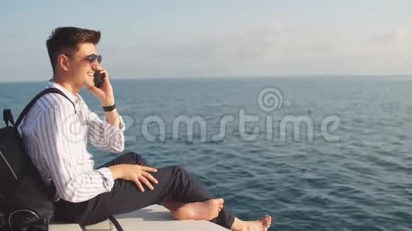 暑假期间帅哥模特在豪华游艇前摆姿势视频的预览图