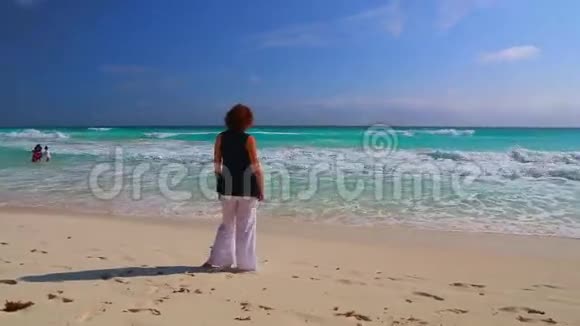 海边的快乐女人视频的预览图
