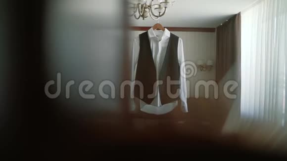 房间吊灯上挂着男人的夹克视频的预览图