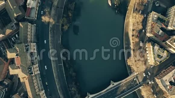 从高空俯视提伯河和路堤涉及著名的圣庞特安吉洛桥和城堡罗马视频的预览图