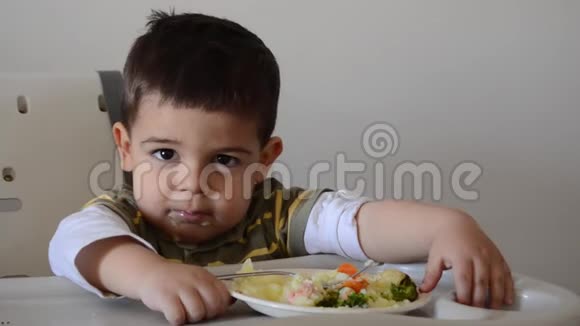 脾气暴躁的两岁男孩玩弄食物不肯吃饭视频的预览图