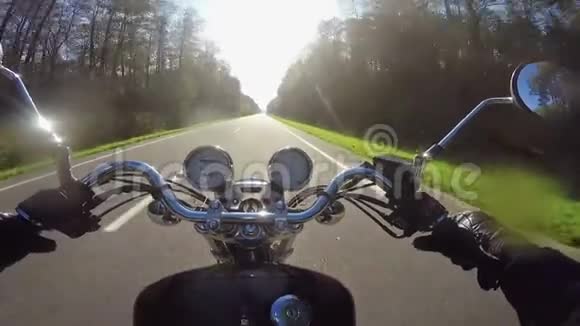 在美丽的空路上骑着快速的摩托车朝朝阳行驶经典巡洋舰永远视频的预览图