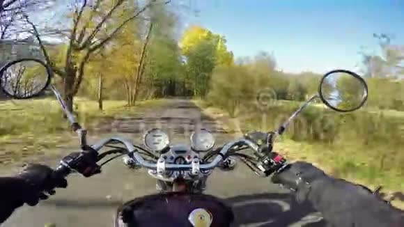 神奇的摩托车骑在美丽的森林道路上朝朝阳行驶经典巡洋舰永远视频的预览图