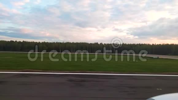 飞机早上从立陶宛考纳斯机场起飞视频的预览图