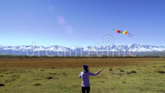 女孩带着风筝在山上到处跑自由概念视频的预览图