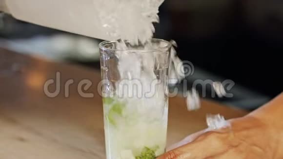 冰倒在一杯莫吉托里视频的预览图
