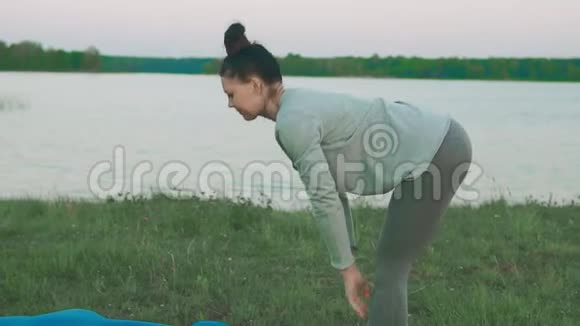 美女热身做晨练瑜伽健康生活方式视频的预览图