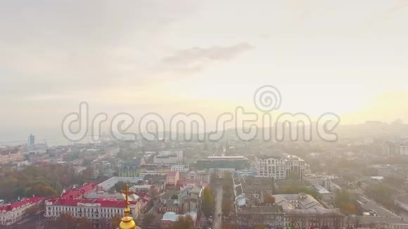 雾蒙蒙的清晨在敖德萨老城区中心上空俯瞰东正教十字宗教观念视频的预览图