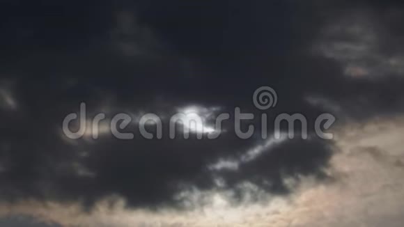 雷声在天空中迅速飞翔太阳在云层后面视频的预览图