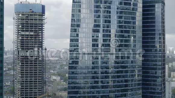 实时莫斯科城市全景拍摄于莫斯科国际商务中心的一座摩天大楼视频的预览图