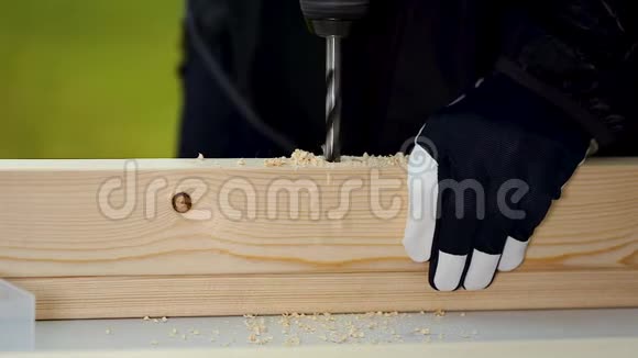 用无绳螺丝刀在木板上工作的男性近距离观看视频的预览图
