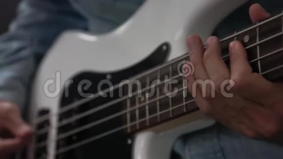 音乐家在录音室用pick演奏低音吉他视频的预览图