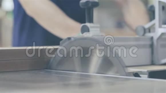 生产圆锯大型圆锯特写一个人在圆锯上工作视频的预览图