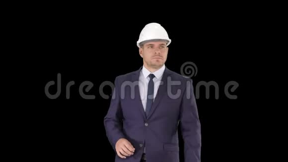 职业建筑师正在行走拿着蓝图那人戴着头盔阿尔法频道视频的预览图